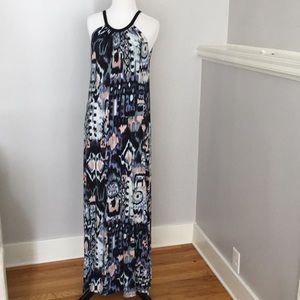 maxi dress w. high neckline tie back small